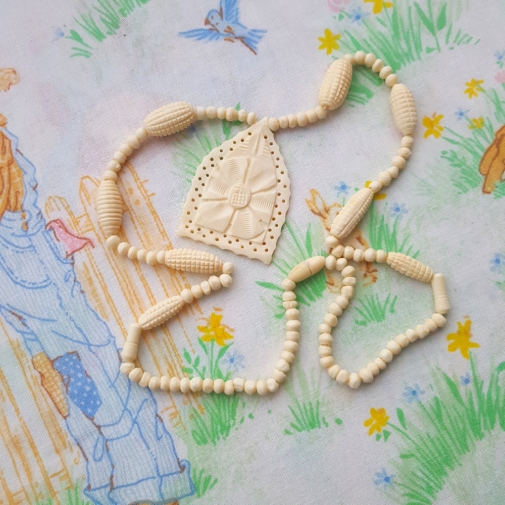 🌙Vtg Carved Bone Floral Necklace